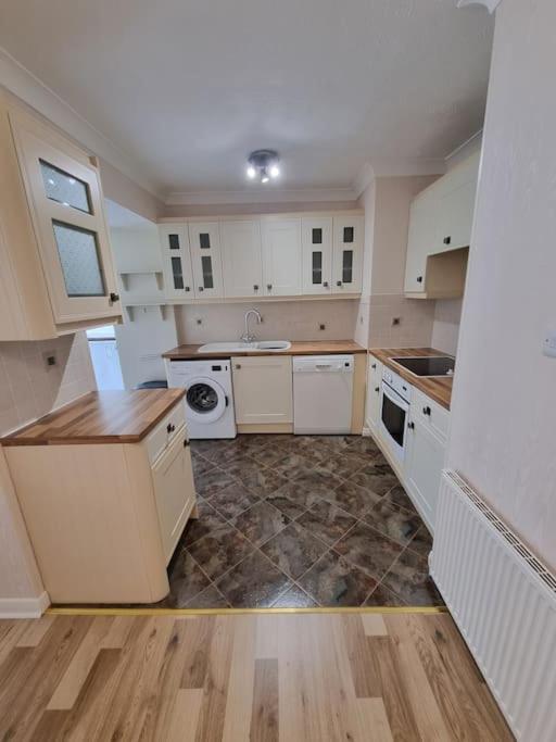 Charming Coastal Bungalow Cayton Esterno foto