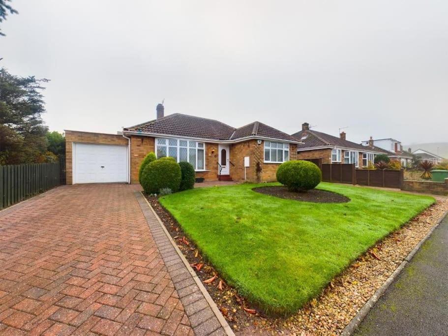 Charming Coastal Bungalow Cayton Esterno foto